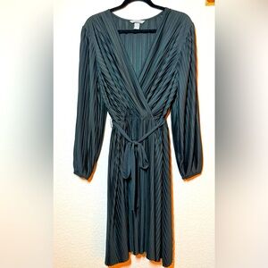 H&M belted short pleated jersey dress
Green 
Size S